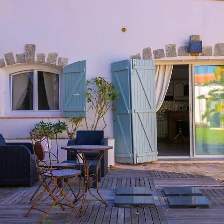 Hébergement de vacances Des Orangers - Vue Avec Piscine