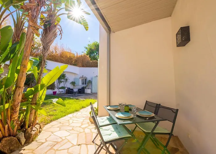 Des Orangers - Vue Avec Piscine